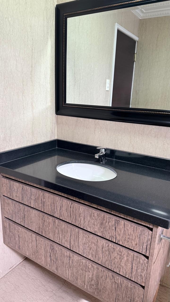 Cubierta de baño en mármol travertino a medida en Santiago