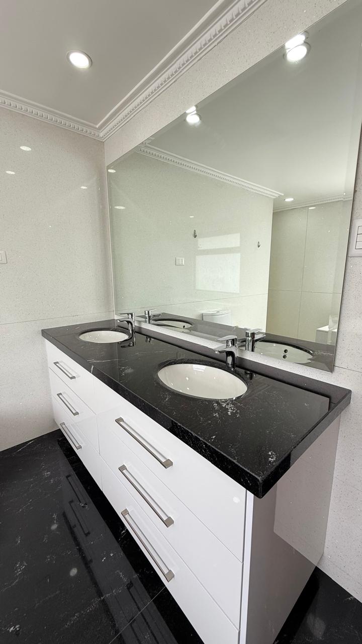 Vanitorio de baño en piedra a medida instalado en Santiago