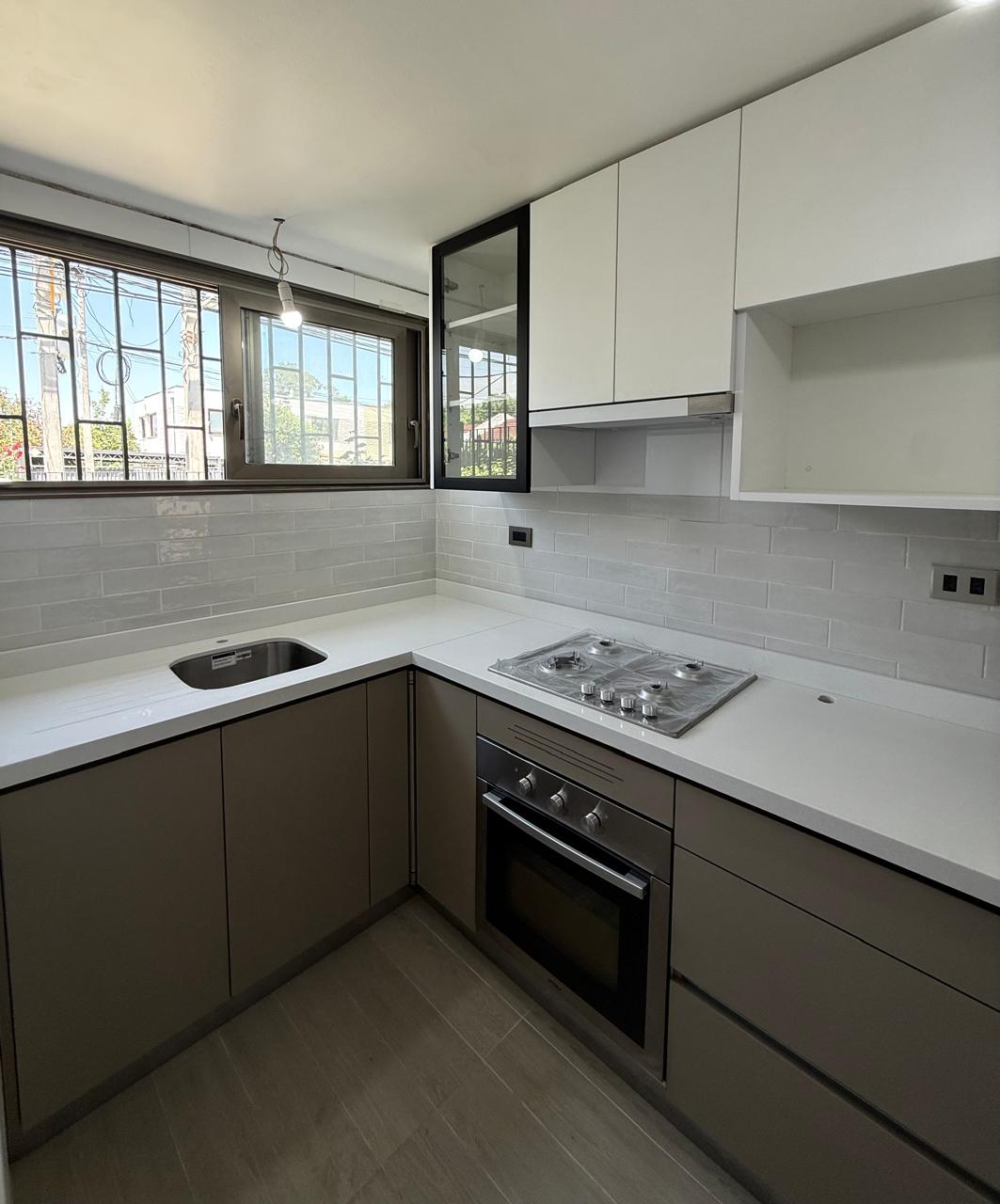 Cubierta de cocina en cuarzo Blanco Ártico a medida
