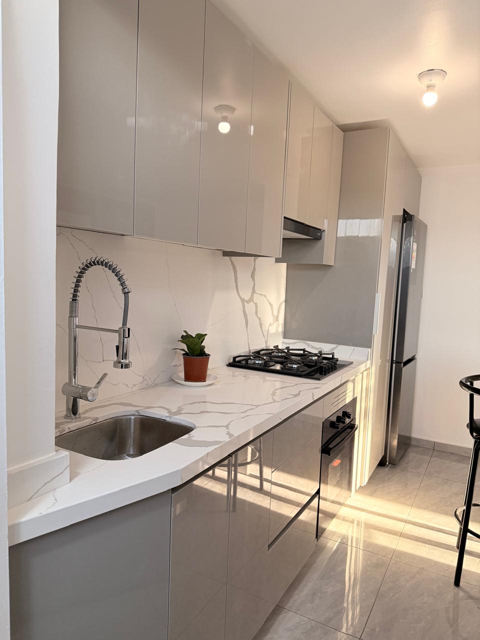 Cubierta de cocina en cuarzo Calacatta a medida en Santiago